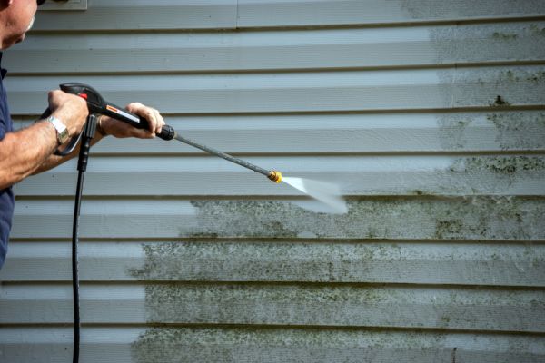 Vinyl Siding Power Washing in Des Moines